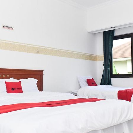RedDoorz near Lenmarc Mall Surabaya Pradahkalikendal Exterior foto