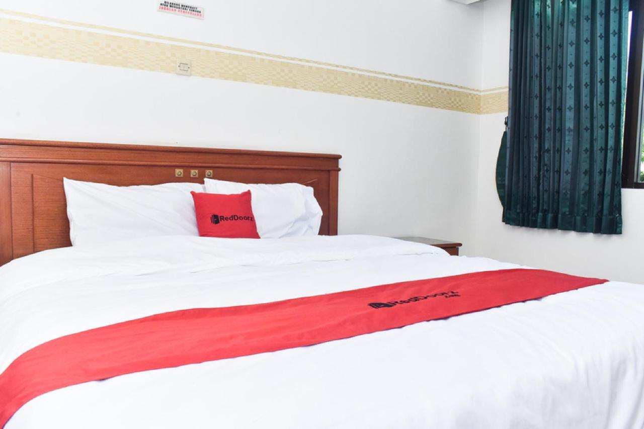 RedDoorz near Lenmarc Mall Surabaya Pradahkalikendal Exterior foto
