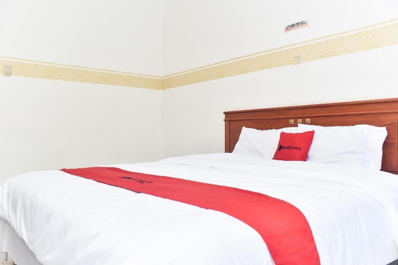 RedDoorz near Lenmarc Mall Surabaya Pradahkalikendal Habitación foto